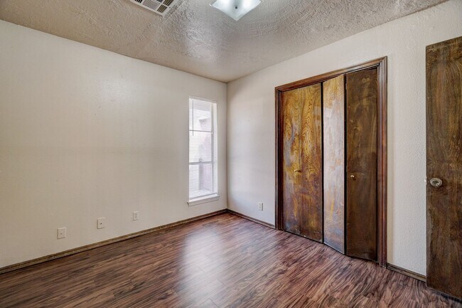 Building Photo - 2 bedroom 2 Bath 2 Car Garage Duplex Avail...
