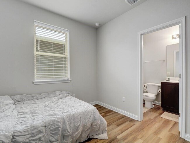 Building Photo - 7913 Mellencamp Dr