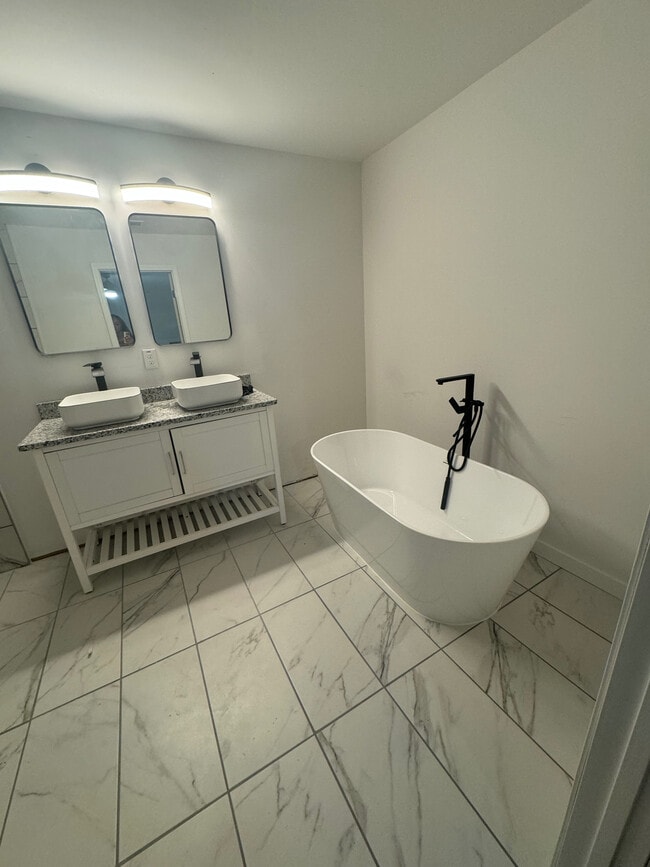 Building Photo - Room in House on Peeples St SW