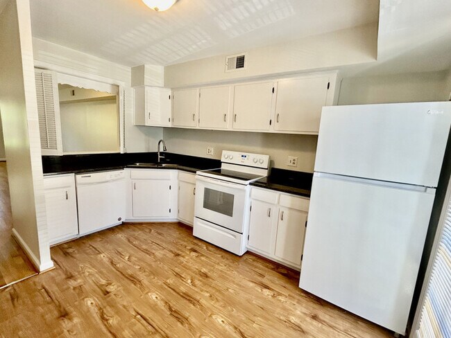 Building Photo - 2016 Sherwood Ave SW