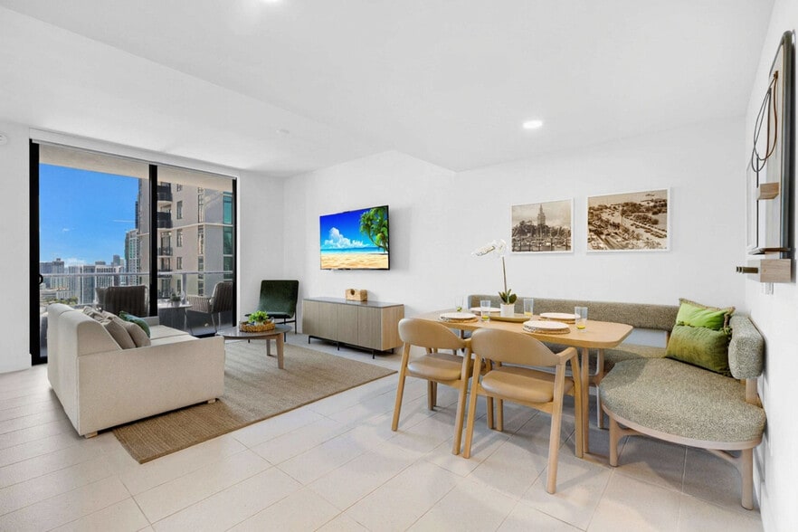 Building Photo - 601 NE 1st Ave