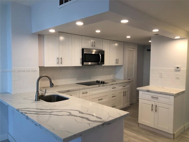 Building Photo - 905 Brickell Bay Dr