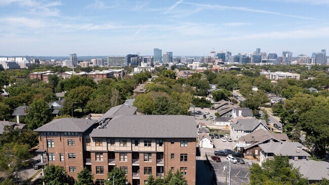 Building Photo - 1706 18th Ave S