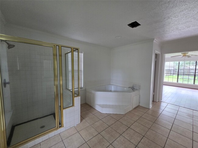 Building Photo - 2827 Lake Colony Dr