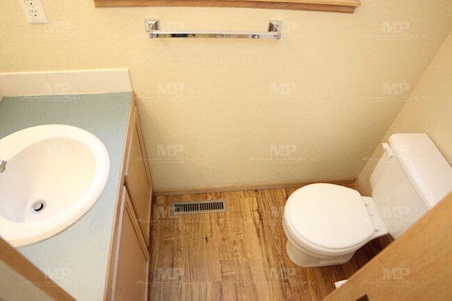 Building Photo - 2036 Glenmoor Dr