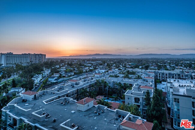 Building Photo - 13700 Marina Pointe Dr