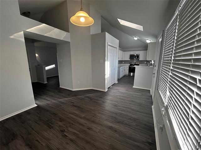 Building Photo - 206 N Alder Dr