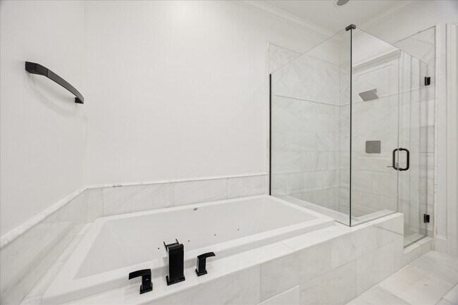 Building Photo - 3850 Glen Arbor Dr