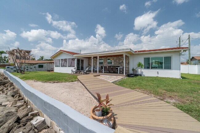 Building Photo - Gorgeous Riverfront 3/2 with dock!!