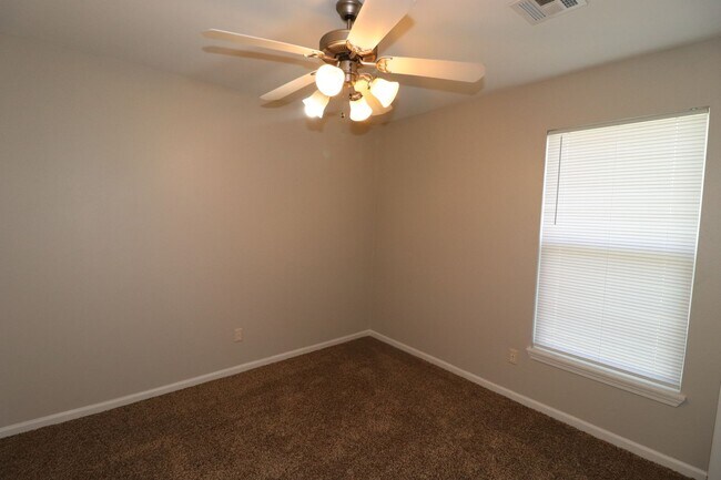 Building Photo - Newly updated duplex for rent!