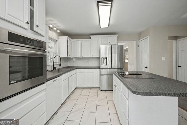 Building Photo - 140 Maple Pl