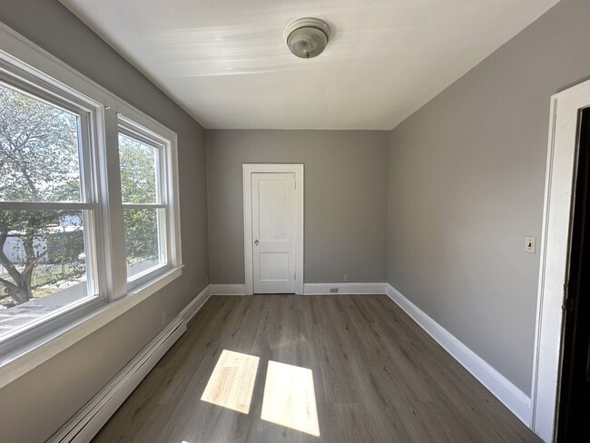 Building Photo - 5 bedrooms, 1 bathroom