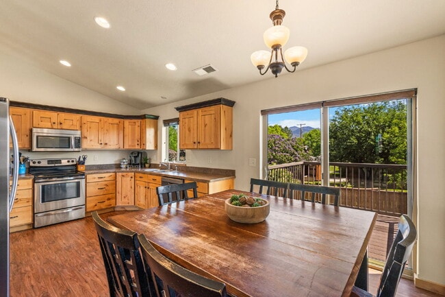 Building Photo - Spacious 3-Bed, 2-Bath Upper-Level Duplex