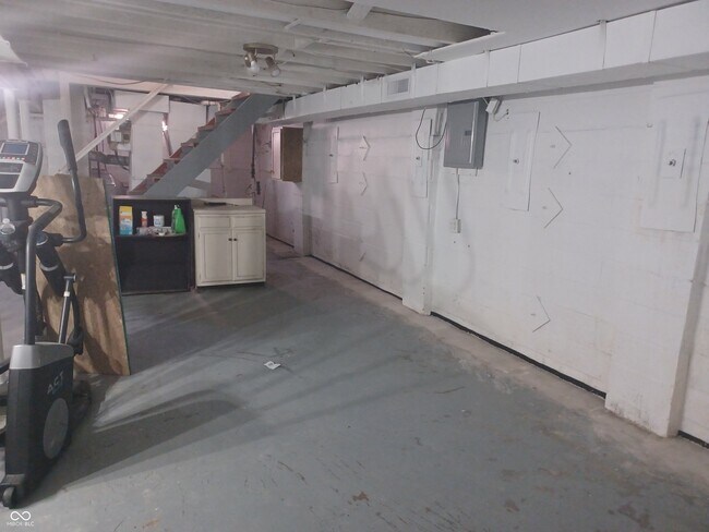 Building Photo - 33 S Post Rd