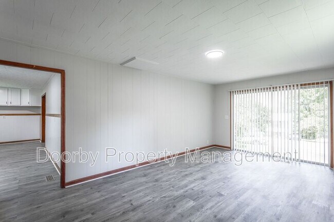 Building Photo - 186 Greens Lake Cir