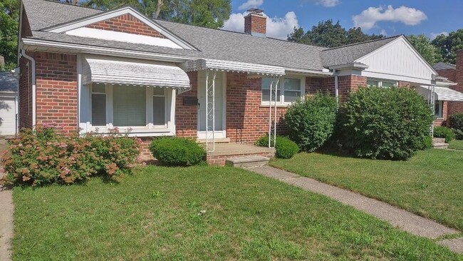 Primary Photo - 9928 Roseland St