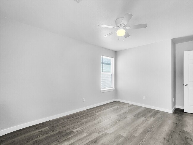 Building Photo - 8217 Crestview Dr
