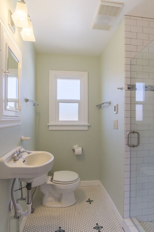 Building Photo - 5bd/4ba Seattle Home