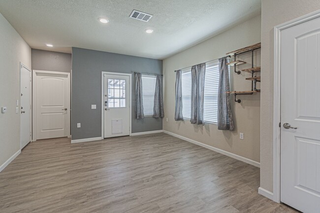 Building Photo - $300 OFF 1ST MONTH RENT IF YOU MOVE IN WIT...