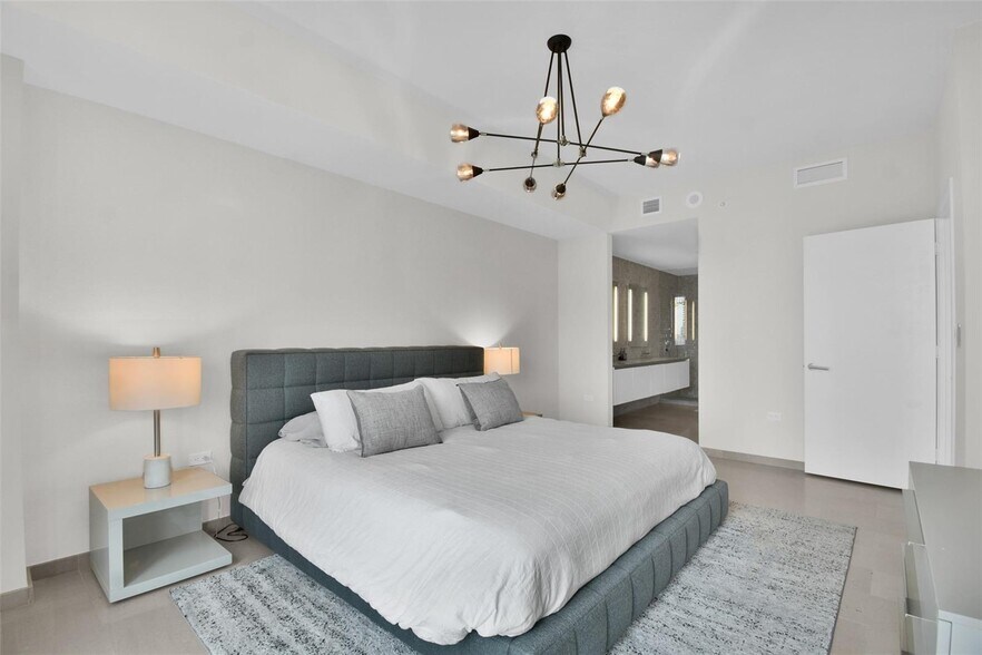 Building Photo - 88 SW 7th St