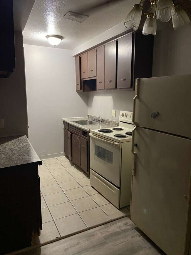 Building Photo - 1885 N Taylor Rd