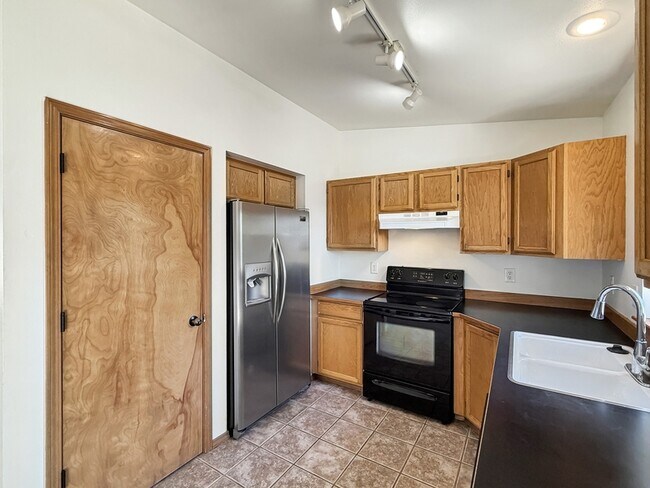 Building Photo - 2565 N Stagecoach Dr