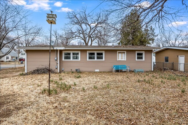 Building Photo - Beautiful Haysville Home