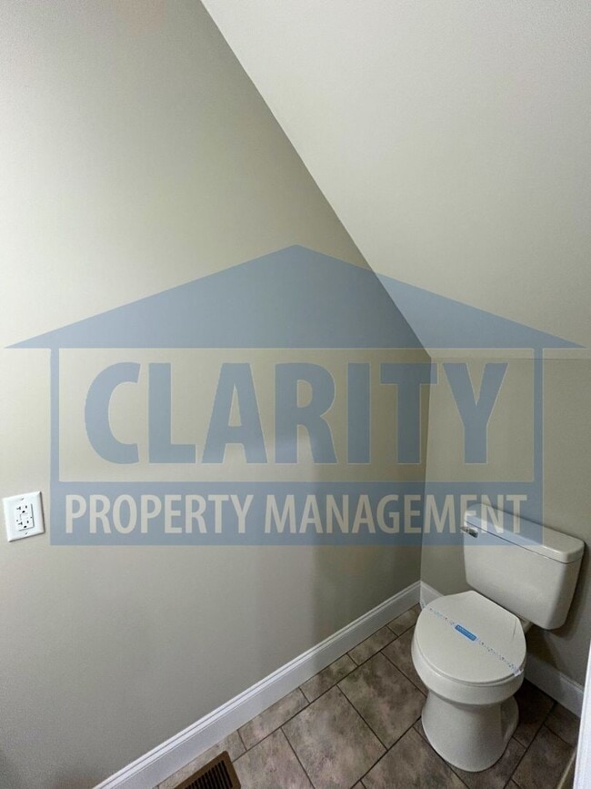 Building Photo - Two bedroom Townhome!