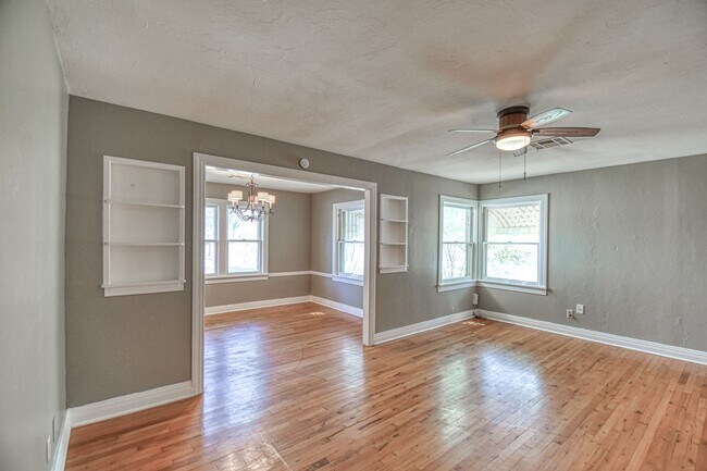 Building Photo - Charming Campus Home!