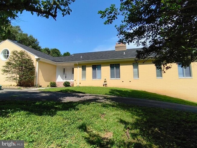 Building Photo - 901 Walker Rd