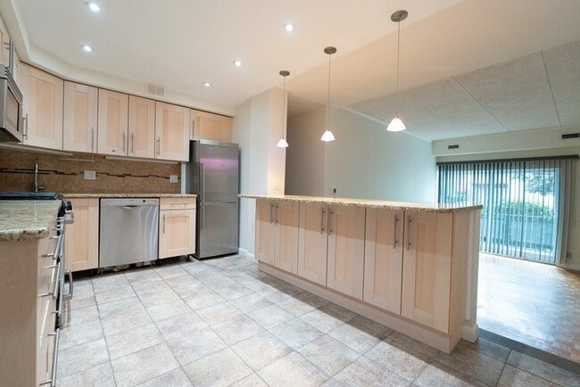 Building Photo - 44 Broadlawn Park