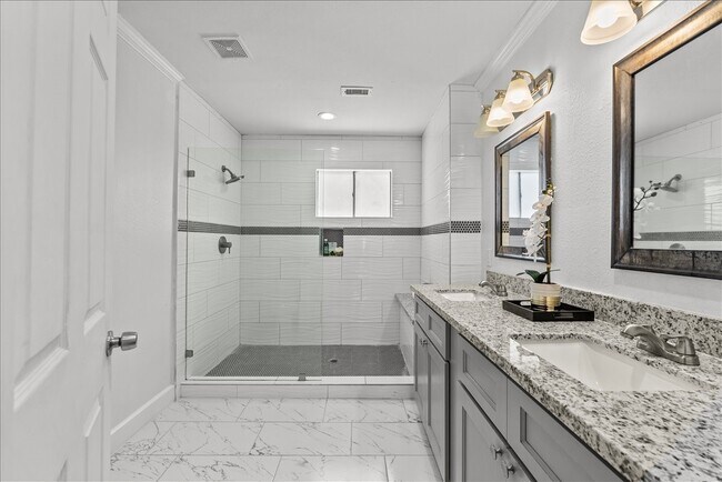 Building Photo - 15514 Diana Ln