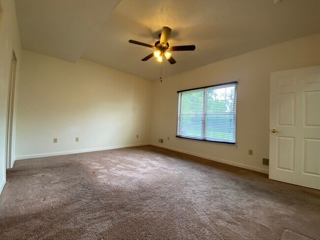 Building Photo - 106 Amber Ln