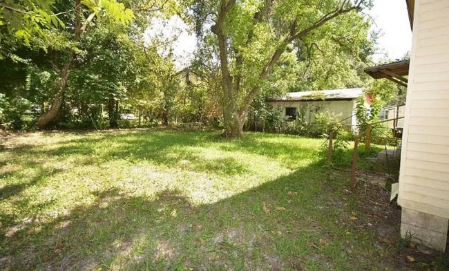 Building Photo - Spacious 3/2 house