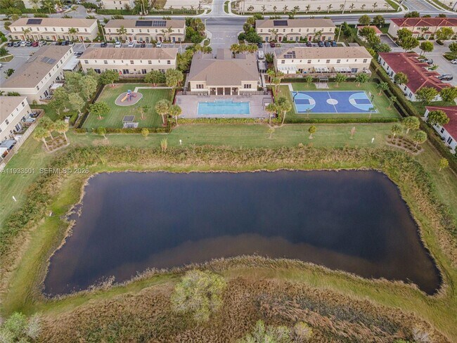 Building Photo - 476 NE 5th St