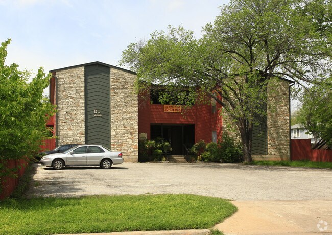 Primary Photo - 4608 Bennett Ave