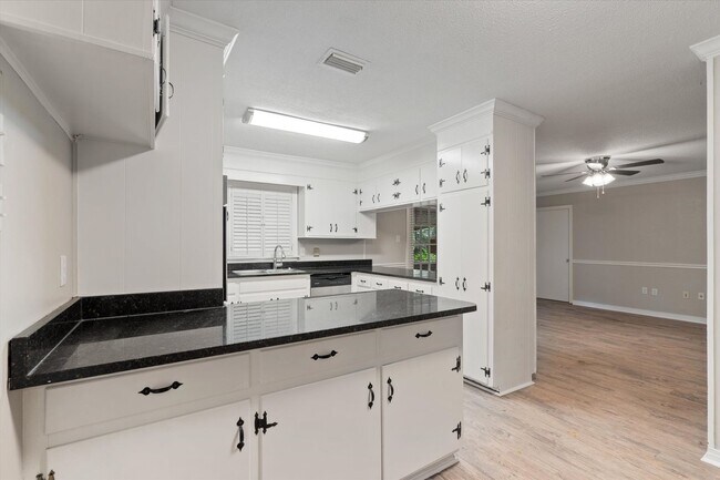 Building Photo - GREAT LOCATION AND MOVE IN READY