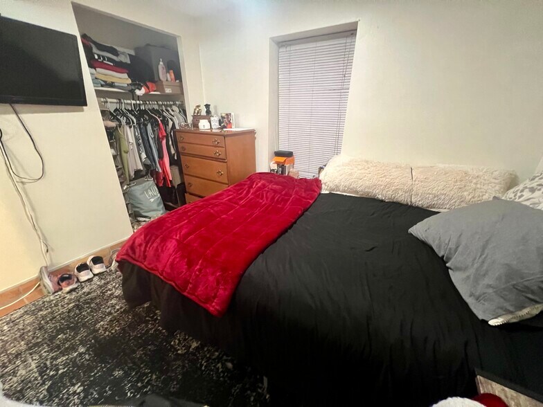 Bedroom - 1610 N Wolcott Ave