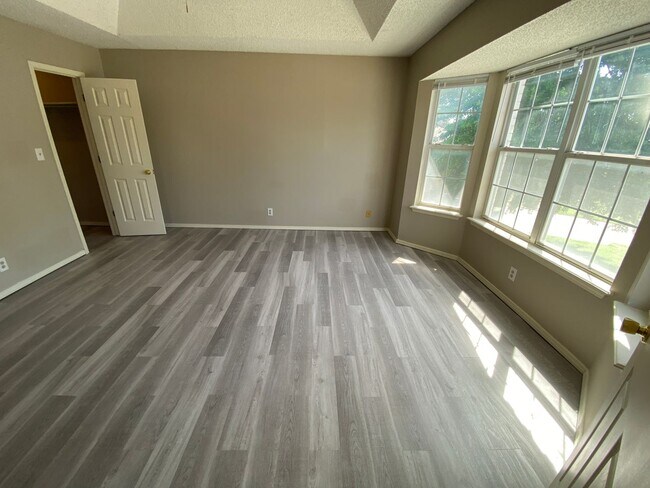 Building Photo - Updated 3 Bedroom, 2-1/2 Bathroom House on a Cul-de-sac