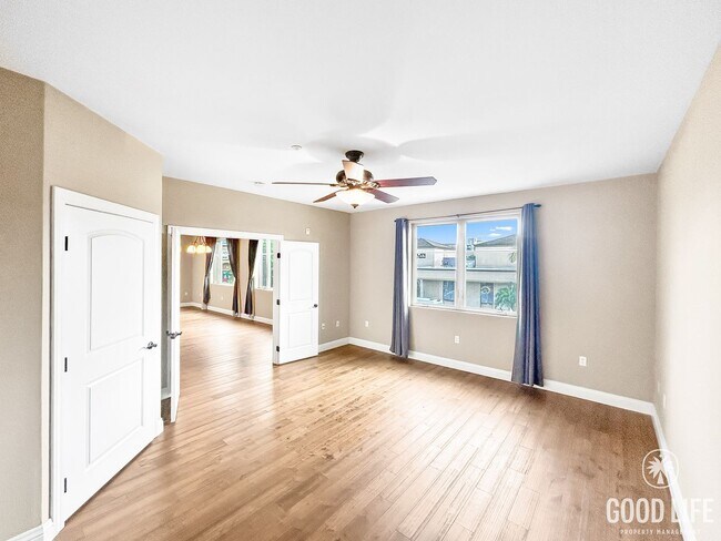 Building Photo - Stunning 2B/2BA Upgraded Condo w/ 2 Parkin...