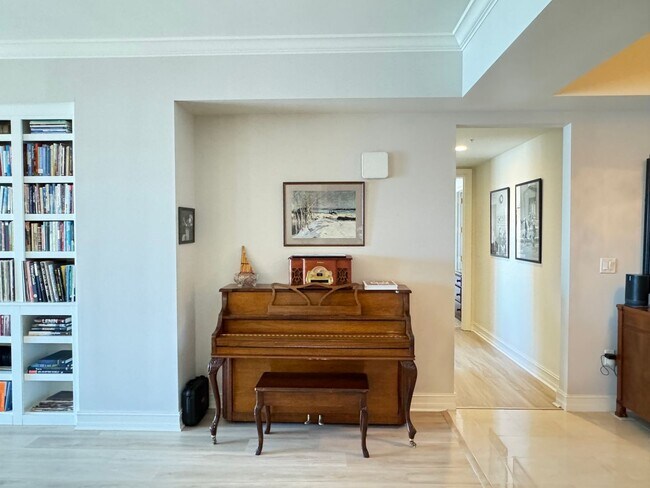 Building Photo - Seasonal/short term 3/2 renovated Ritz Carlton beauty with long water views