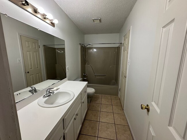 Building Photo - Welcome to your new home in the heart of Russellville, AR!