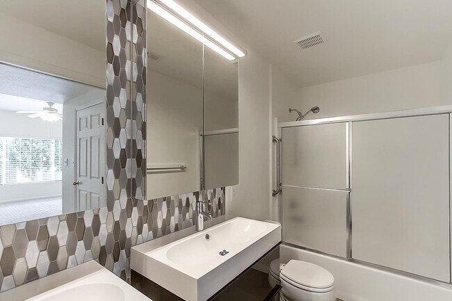 Building Photo - 8381 Pebble Creek Way