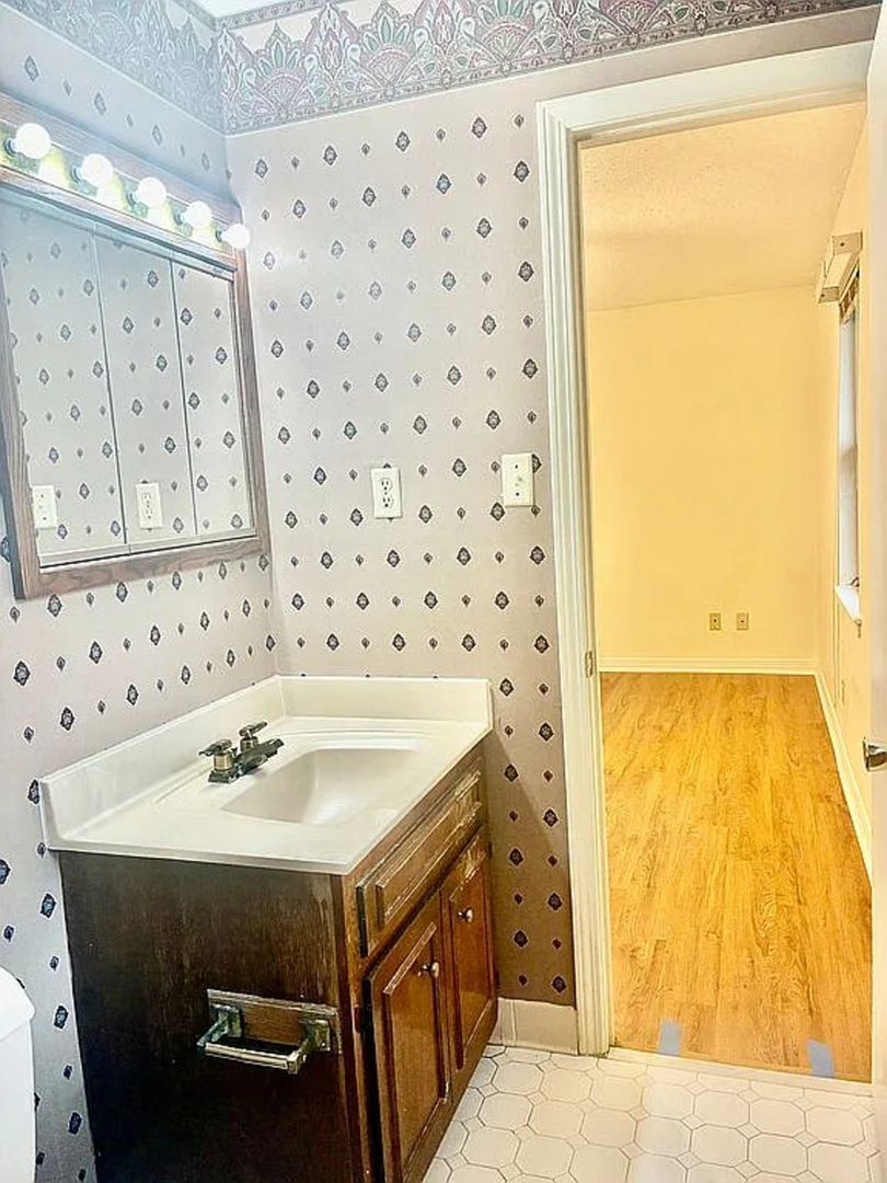 Building Photo - 7221 Lakewood Rd