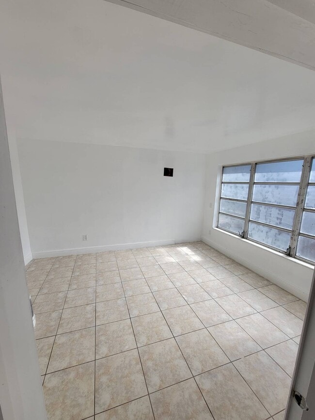 Building Photo - 655 SW 19th Rd