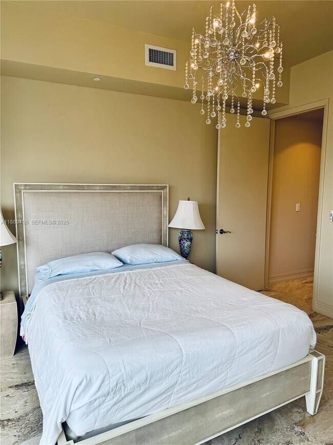 Building Photo - 16001 Collins Ave