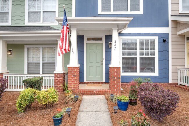 Building Photo - Newly Renovated Townhome Oasis in Wesley H...