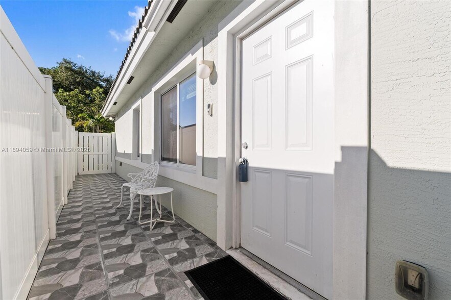 Building Photo - 6035 SW 40th Ct