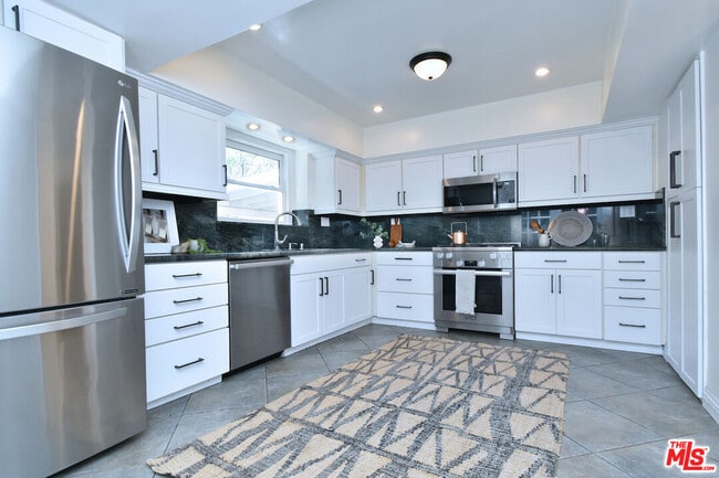 Building Photo - 14017 Valley Vista Blvd