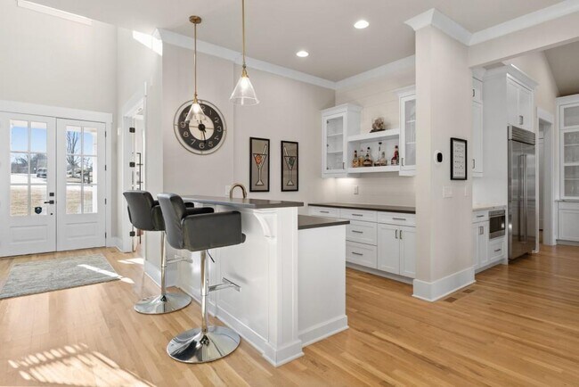 Building Photo - 568 Versailles Dr